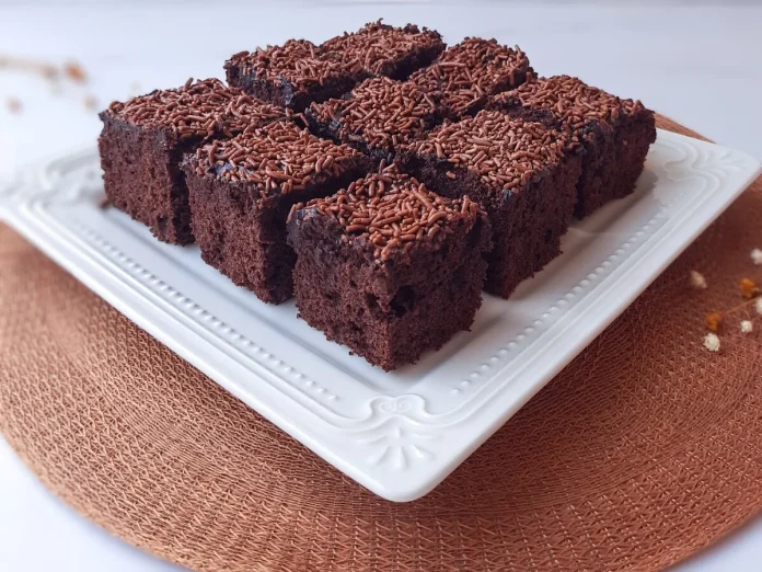 Receita de Bolo Nega Maluca com Cobertura de Chocolate Molinha de Achocolatado