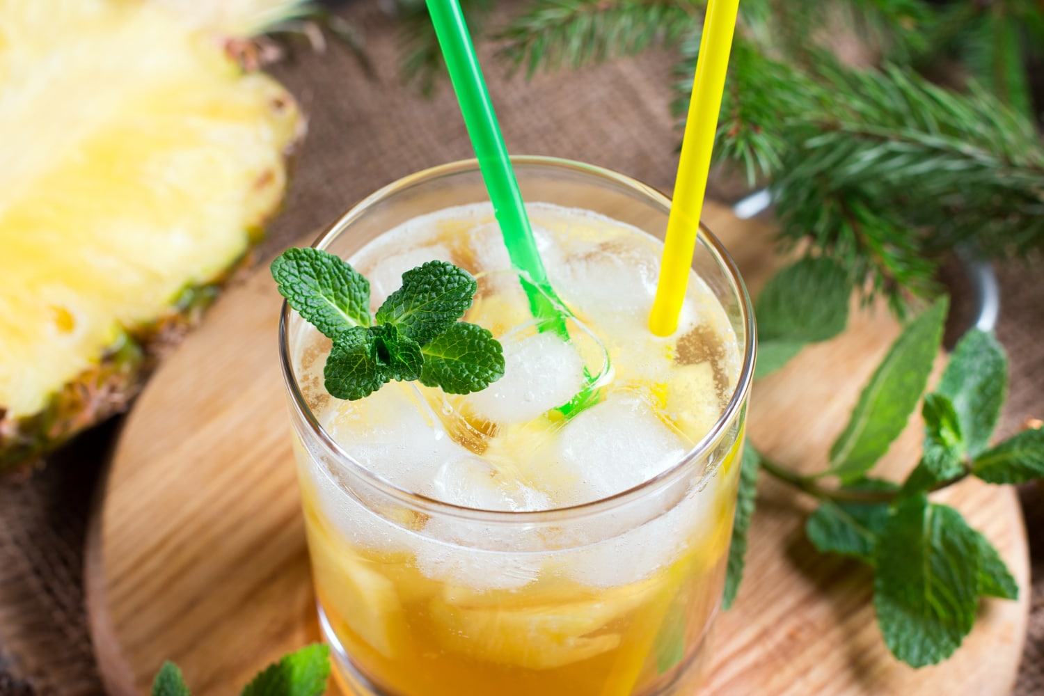 Caipirinha de Abacaxi Simples para fazer agora! Caipirinha de Abacaxi Simples para fazer agora!