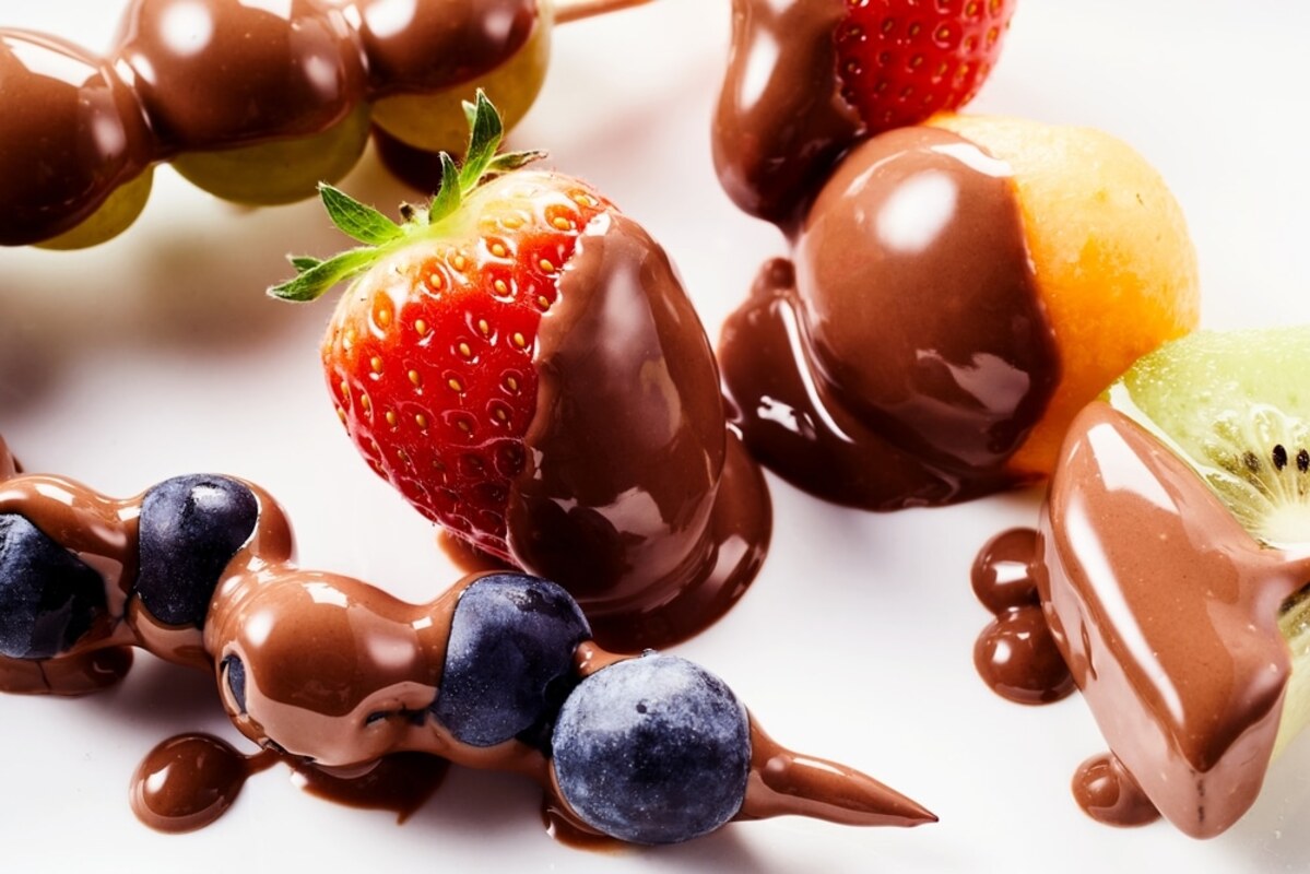 Corre aqui e se surpreenda com esse Espetinho de Chocolate Espetinhos de Chocolate com Frutas