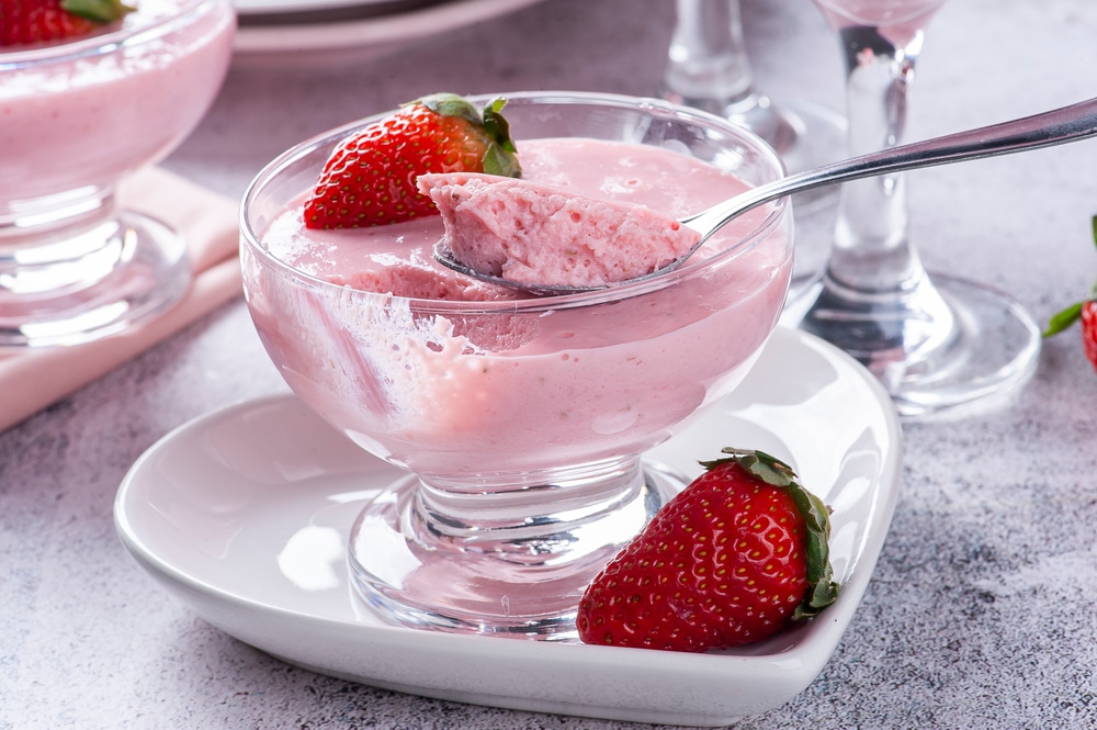 Mousse de Morango com Tang é a sobremesa que não Esse Mousse de Morango é o puro prazer em cada colherada!