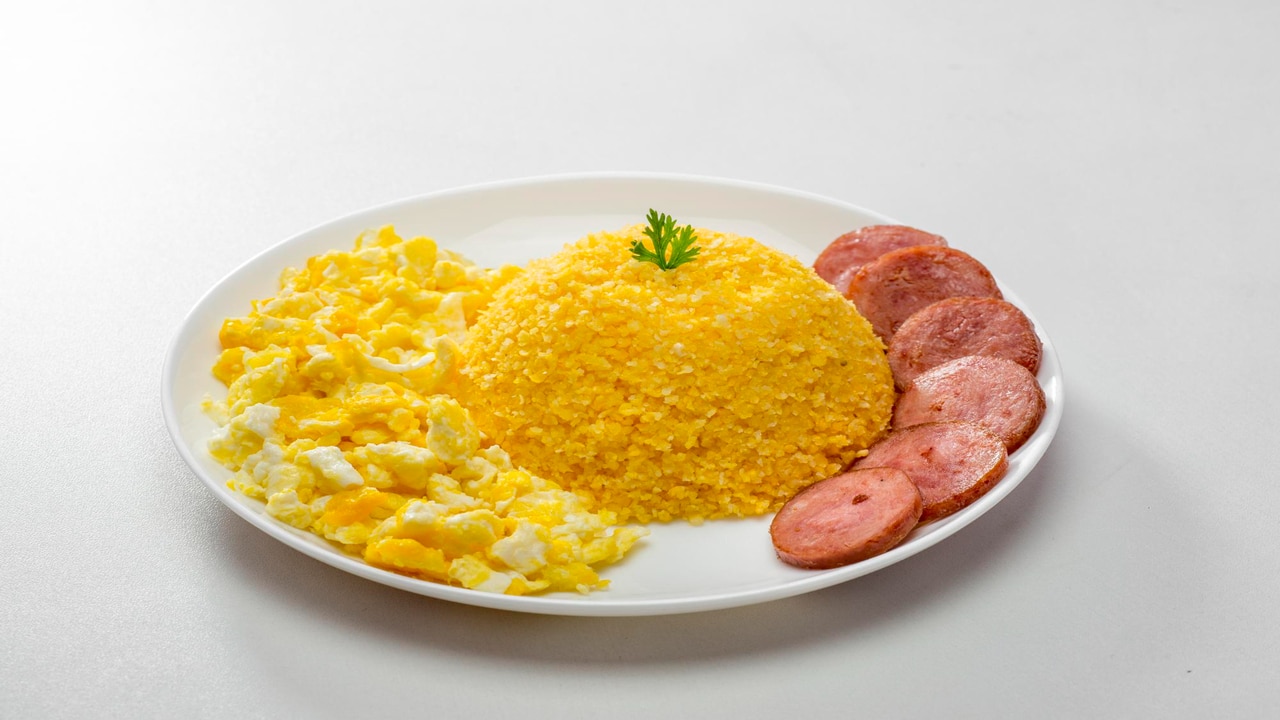 Um Prato que Une Tradição e Sabor Cuscuz com Ovos Mexidos e Linguiça Pepperoni: Um Prato que Une Tradição e Sabor