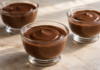 Creme de chocolate com café: sobremesa fácil e gelada Creme de chocolate com café em três taças de vidro, com textura lisa e cremosa